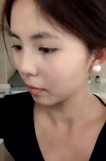 甜美颜值妹妹娇小身材非常耐操抓屌吸吮摸骚穴扶着桌子站立抽插近距离特写视角