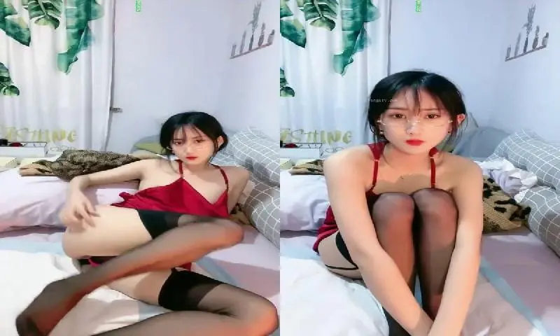 ❤挑战全网最纯欲的美少女❤：眼镜黑丝袜红色睡衣蕾丝内裤极致诱惑大秀自慰高潮淫叫喷水