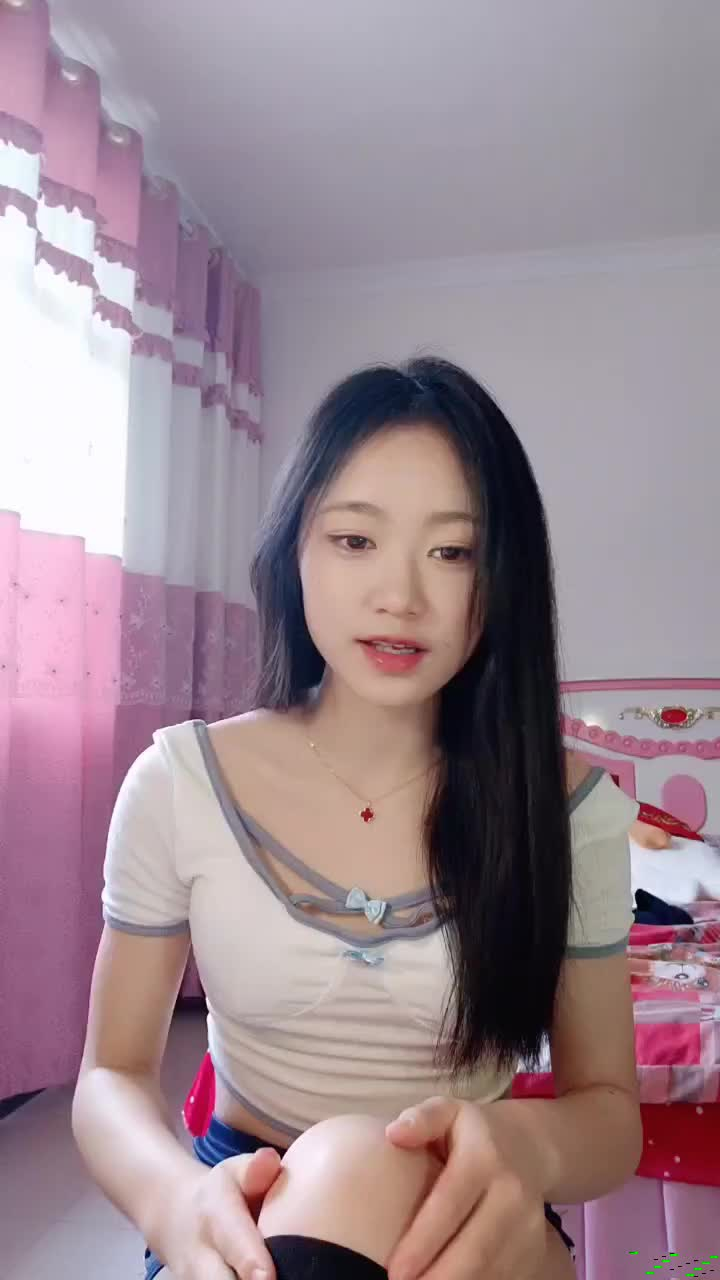 ❤❤纯欲系颜值美女小短裤很是性感独自在家发骚脱光光揉骚穴按摩器震动流淫水低低呻吟